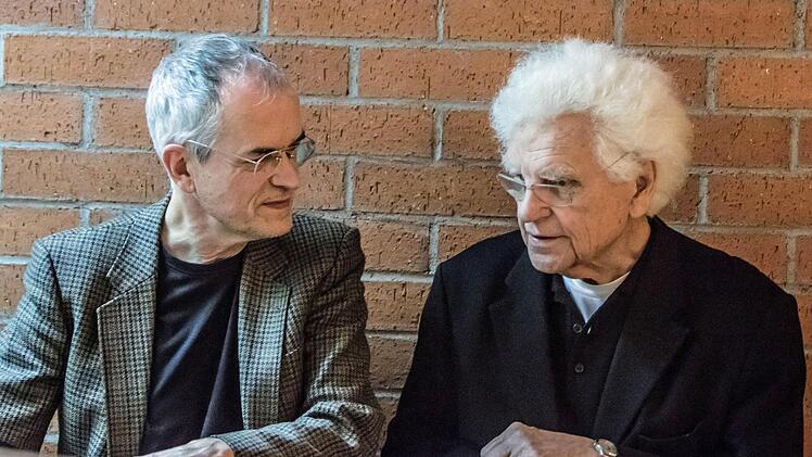 Impressionen vom Coburger Tankred-Dorst-Lesemarathon in der Reithalle: Thomas Straus im Gespräch mit dem Autor.Foto: Jochen Berger
