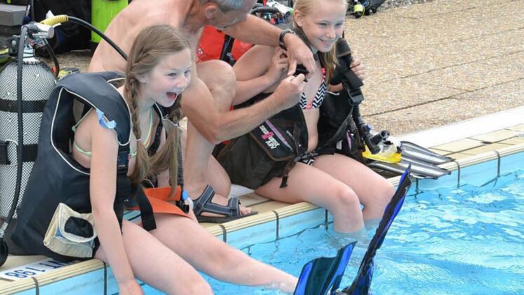 Diese M&auml;dchen hatten Spa&szlig; am Schnuppertauchen. Foto: Uschi Prawitz