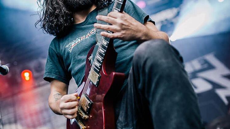 "Planet of Zeus" aus Schweden waren eine der Überraschungen des Rock im Wald 2016. Am Anfang ihres Auftritts zieht es die Zuschauer nur allmählich vor die Bühne, gegen Ende fordern mehr als 1000 Kehlen lautstark eine Zugabe. Foto: Manuel Stark