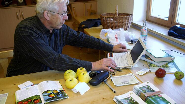 Obstkundler Wolfgang Subal bei der Arbeit.