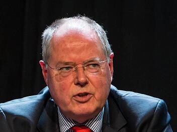 Peer Steinbrück bei seinem Auftritt im Baunacher Bürgerhaus  Foto: Barbara Herbst