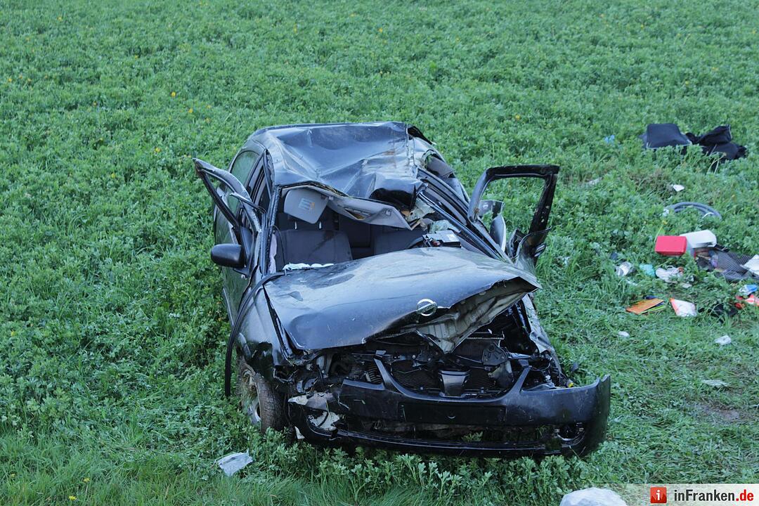 Starkregen sorgt für Abflug: Nissan schießt von Autobahn und landet drei Meter tiefer im Graben - Wagen überschlägt sich auf einer Strecke von 120 Metern mehrfach – Nissan bleibt völlig deformiert auf Wiese liegen – Fahrer eingeklemmt und schwerst verletzt – Polizei sucht nach Unfallzeugen