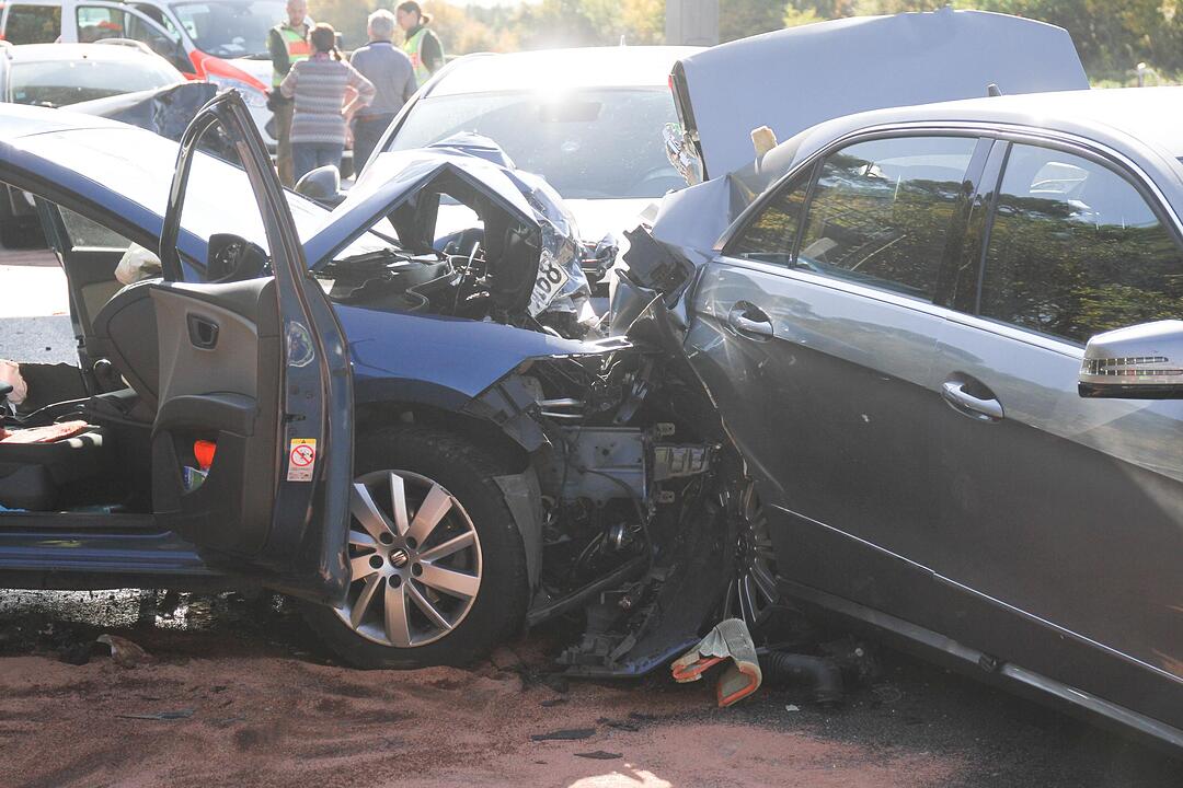 Schlimme Unfallserie auf der A9: Drei Personen schweben in akuter Lebensgefahr
