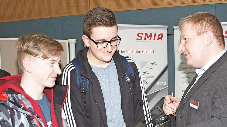 Die Schüler Jakob Zillig und Paul Schramm (von links) informierten sich bei Alexander Baier (rechts), Ausbilder bei dem Michelauer Unternehmen Smia, über die vielfältigen beruflichen Perspektiven. Foto: Alfred Thieret