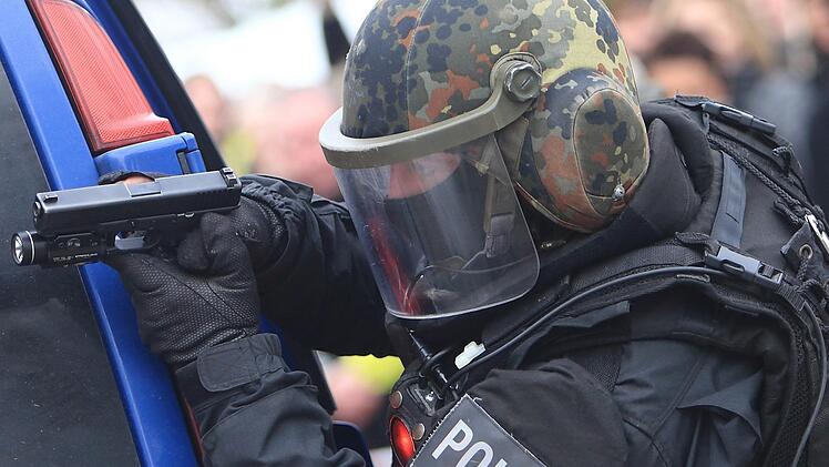 Die Polizei war mit Hilfe des Sondereinsatzkommandos im Einsatz: In Hamburg wurden zahlreiche Wohnungen gefilzt. Symbolbild: Jens Wolf/dpa