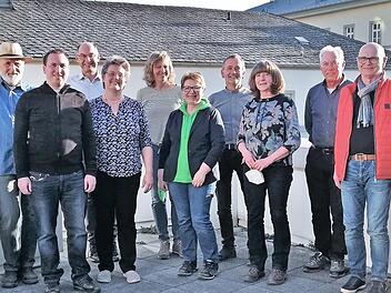 Bad Kissingens Welterbe-Managerin Anna Maria Boll (links) und Cultheca-Gesch&auml;ftsf&uuml;hrerin Regine Leipold (rechts) nach der dreit&auml;gigen Schulung mit den f&uuml;r die zwei Welterbe-F&uuml;hrungen geschulten G&auml;stef&uuml;hrern.