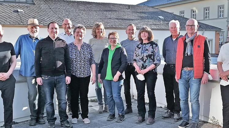 Bad Kissingens Welterbe-Managerin Anna Maria Boll (links) und Cultheca-Gesch&auml;ftsf&uuml;hrerin Regine Leipold (rechts) nach der dreit&auml;gigen Schulung mit den f&uuml;r die zwei Welterbe-F&uuml;hrungen geschulten G&auml;stef&uuml;hrern.