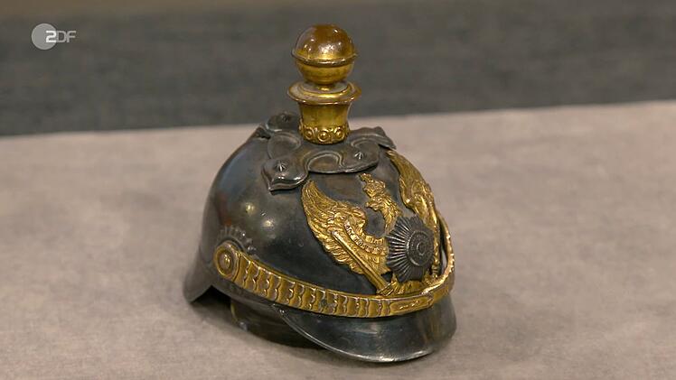 Ein Tintenfass in Form einer Pickelhaube aus Zinn und Zink datierte Detlev Kümmel um 1900. Die Verkäuferin wünschte sich 70 bis 150 Euro. Der Experte schätzte noch 150 bis 200 Euro. Händler Ferdinand Resul Adanir zahlte sogar 350 Euro für das "süße" Schreibtisch-Stück.