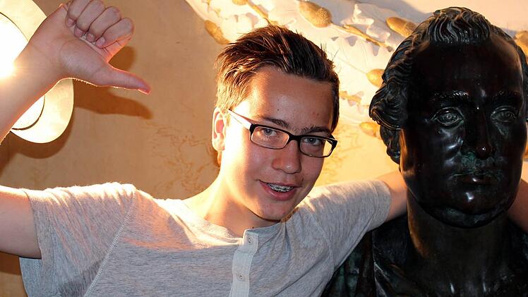 Wenn Ingo Willacker vor mathematischen Rätseln steht, geht ihm in der Regel ein Licht auf. Graf Franz Erwein von Schönborn (Büste) wäre stolz auf den Jungen. Foto: Pfannes