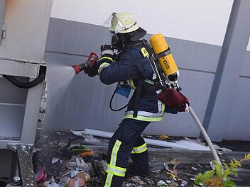 Eine Papierpresse eines Supermarktes in Oberasbach bei Nürnberg (Landkreis Fürth) hat am Dienstagmorgen Feuer gefangen. Foto: News5 / Klein