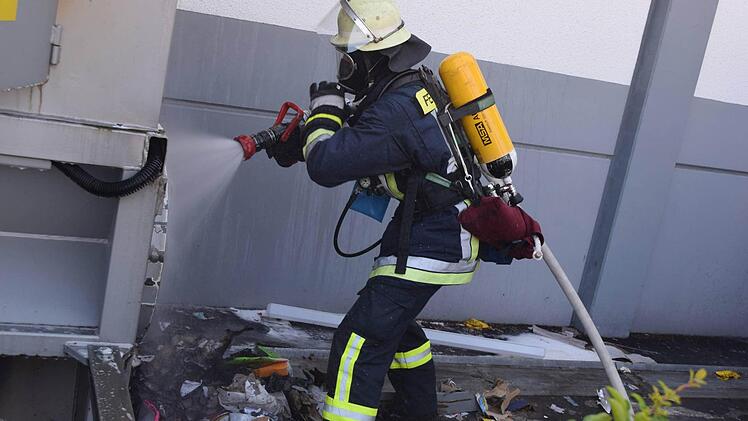 Eine Papierpresse eines Supermarktes in Oberasbach bei Nürnberg (Landkreis Fürth) hat am Dienstagmorgen Feuer gefangen. Foto: News5 / Klein