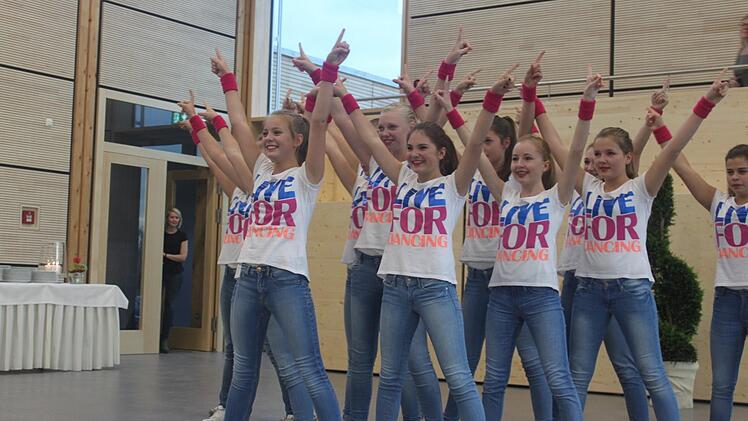 Die Dance-Street-Gruppe des Kaspar-Zeuß-Gymnasiums testete gleich den neuen Hallenboden.