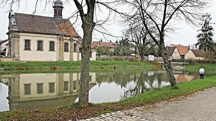 An der Stelle, wo Gudrun Appel steht, wurde der Steg am See in Leuzendorf auf Veranlassung von Bürgermeister Hermann Niediek entfernt. Er ragte etwa vier bis fünf Meter in den See. Nun soll er, nach Protest durch Gemeinderat Michael Krug (Leuzendorf), wieder angebracht werden.  Foto: Helmut Will