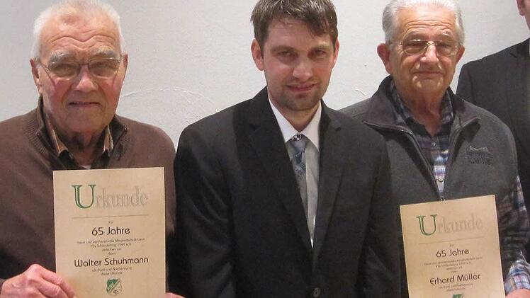 Schönderlings stellvertretender Vorsitzender Steffen Beck (Mitte) ehrte Walter Schuhmann (links) und Erhard Müller für 65-jährige Mitgliedschaft. Beide sind Gründungsmitglieder des ebenfalls 65-jährigen FSV Schönderling.  Foto: Wolfgang Saam