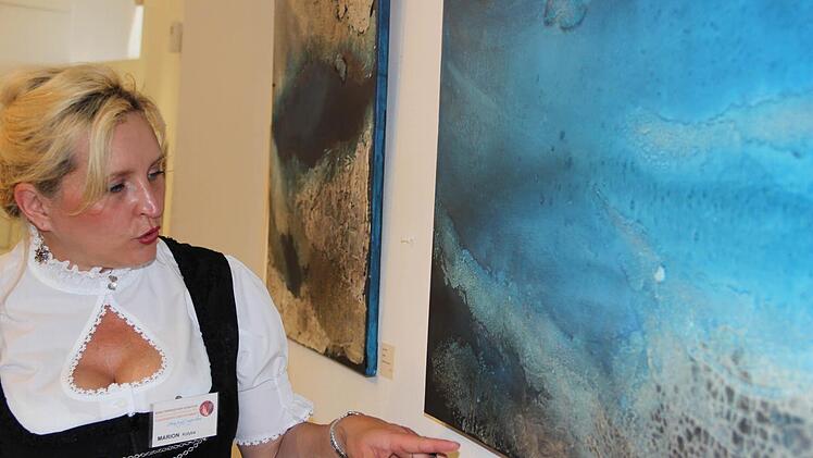Marion Kotyba sieht blau: Von nordischen Fjorden und Südseegefühl ist viel zu sehen in der Ausstellung zum Symposium des Bundes fränkischer Künstler auf der Kulmbacher Plassenburg. Foto: Katharina Müller-Sanke