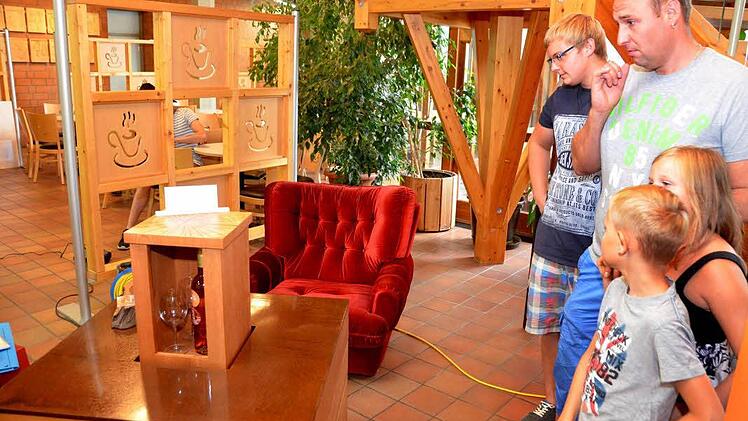 Schreiner stellen in der Ausstellung "Die gute Form" ihre Gesellenstücke vor. Foto: Peter Rauch