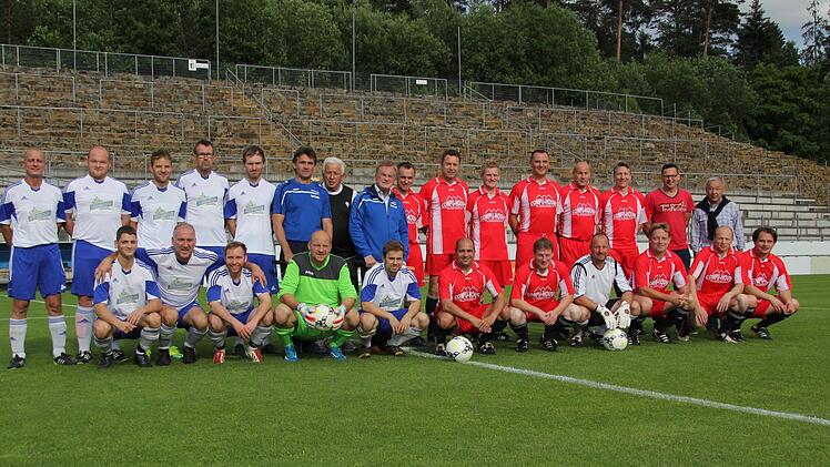 Die Spieler des SCW Obermain (li.) und die Altstars des SC Weismain zusammen mit dem Schiedsrichter Alois Dechant und seinen beiden Assistenten Georg Pitterich (li. neben Dechant) und Wolfgang Schmidt. Foto: Andreas Schmitt