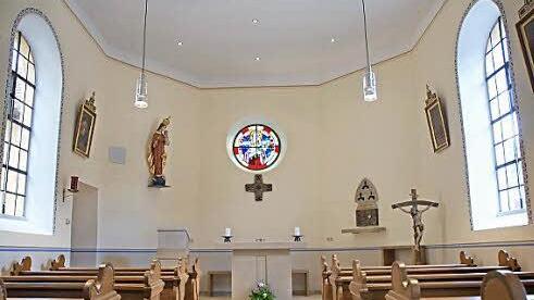 Blick in den renovierten Innenraum mit dem neuen Ambo Foto: Joseph Beck