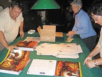 Damals wie heute: Die Losnummern werden in Handarbeit auf den Kalender geklebt. Fotos: privat