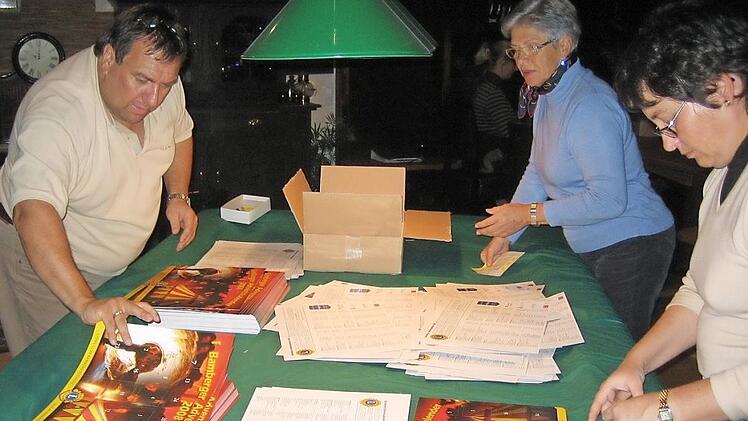 Damals wie heute: Die Losnummern werden in Handarbeit auf den Kalender geklebt. Fotos: privat