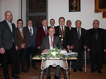 Die Träger der Ehrenmedaille, Jürgen und Martin Fischer, Wolfgang Baumann, Norbert Feick, Horst Wich, Robert Baehr, Hans Neubauer (von links) und Karl Herbert Fick (vorne), mit Wolfgang Beiergrößlein  und Harry Weiß (4. und 5. v. r).Fischer. Foto: Deuerling