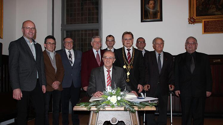 Die Träger der Ehrenmedaille, Jürgen und Martin Fischer, Wolfgang Baumann, Norbert Feick, Horst Wich, Robert Baehr, Hans Neubauer (von links) und Karl Herbert Fick (vorne), mit Wolfgang Beiergrößlein  und Harry Weiß (4. und 5. v. r).Fischer. Foto: Deuerling