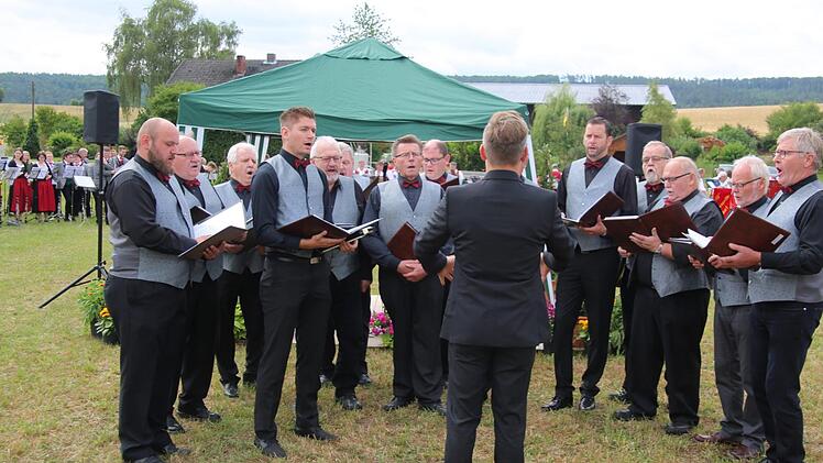 Gut besucht war die Matinee der musizierenden Gruppen der Stadt Seßlach, die aus Anlass des 750.  Jubiläums von Bischwind am Sonntagvormittag auf der dortigen Festwiese stattfand. Unter anderem sang der Männergesangverein Frankonia Gemünda, hier dirigiert von Andreas Lorenz (in Vertretung von Chorleiterin Julia Günter). Foto: Bettina Knauth