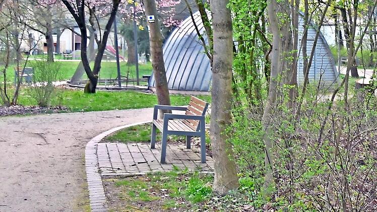 Auch die Beleuchtung des Schlossparks ist in Niederfüllbach nicht einheitlich. Das möchte CSU-Fraktionssprecher und Schlossherr Kilian von Pezold geändert sehen. Foto: Gabi Arnold, Archiv