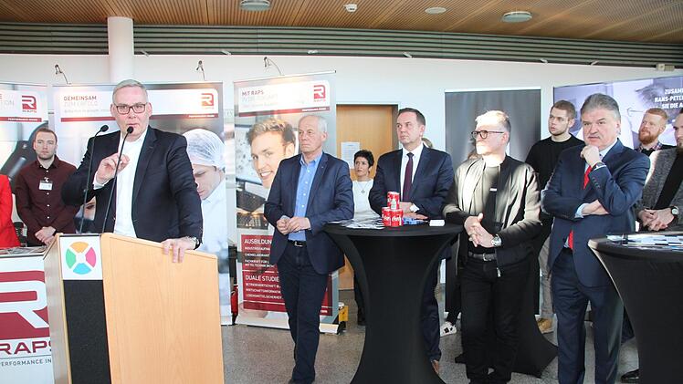 Zur Eröffnung der "Abitura"  versammelten sich (von links) die Vorsitzenden des Arbeitskreises  Schule-Wirtschaft Clemens Dereschkewitz und Michael Pfitzner, Schulleiter  Alexander Battistella, stellvertretender Vorsitzender Hans-Peter Brendel  vom Arbeitskreis und Landrat Klaus Peter Söllner.