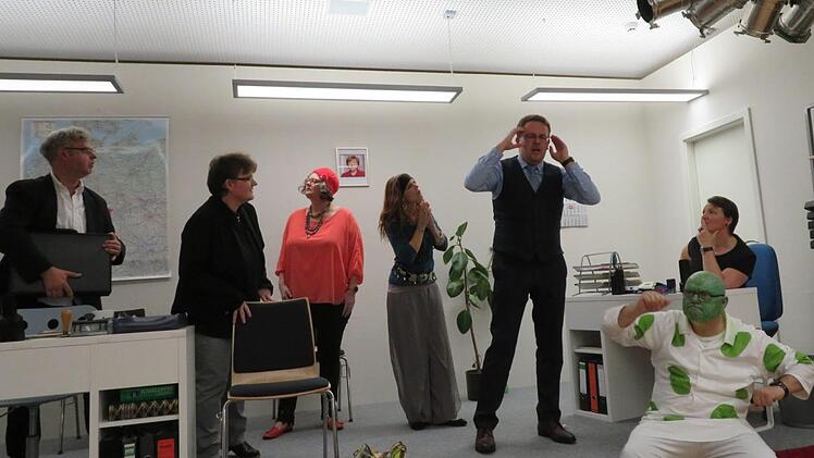 Beamter Theo (Tobias Engel, Fünfter von links) hat Visionen  - da staunen der Unternehmensberater (Wolfgang Stark), die Bürgermeisterin (Annette Klinke), Karla Gutknecht (Beate Lamm), Wahrsagerin Esmeralda (Christiane Scheer) und Kollegin Elfriede (Cornelia Lurtz, ganz rechts). Ganz vorne sitzt der Geist Nikolaus (Norbert Dietz). Foto: Monika Schütz