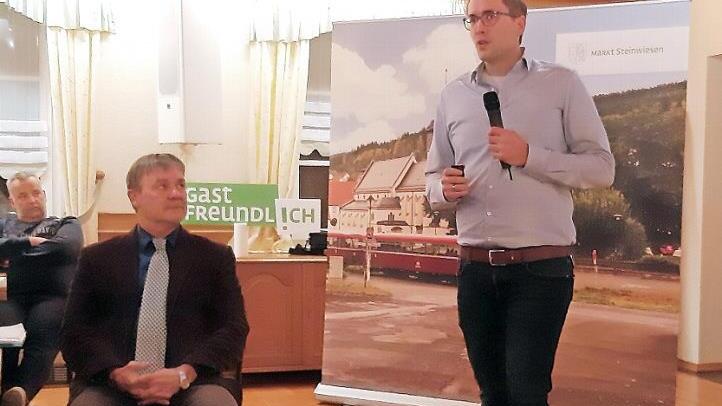 Andreas Hamper vom Fraunhofer Institut informiert über das Digitale Gesundheitsdorf, links Bürgermeister Gerhard Wunder. Foto: Deuerling