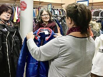 Die Feier zum 40-jährigen Bestehen des Secondhandladens "Die Kiste" in diesem Jahr wird coronabedingt verschoben. Im Bild die Vorsitzende des Kinderschutzbund Bettina Dörfling (Mitte) und "Kiste"-Mitarbeiterin Martina Beck (links). Foto: Christiane Lehmann, Archiv