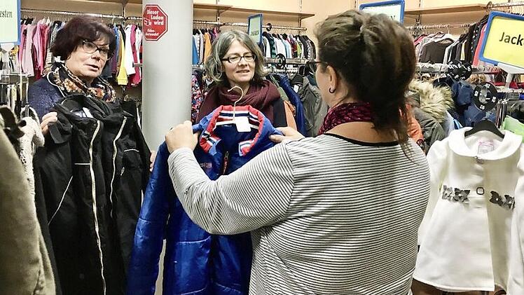 Die Feier zum 40-jährigen Bestehen des Secondhandladens "Die Kiste" in diesem Jahr wird coronabedingt verschoben. Im Bild die Vorsitzende des Kinderschutzbund Bettina Dörfling (Mitte) und "Kiste"-Mitarbeiterin Martina Beck (links). Foto: Christiane Lehmann, Archiv