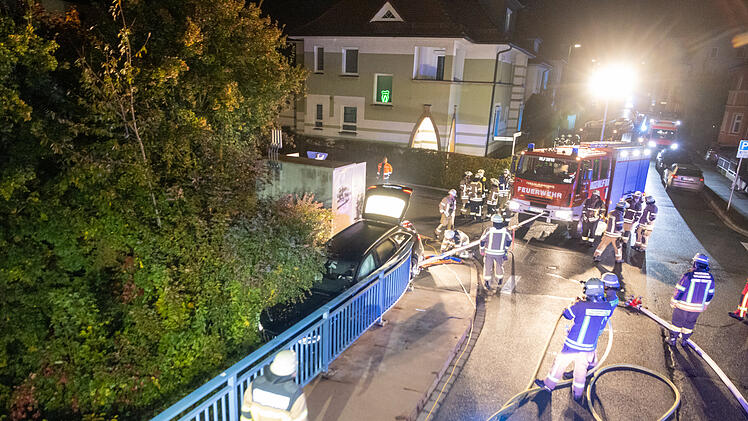 Lichtenfels: Audi kommt von Fahrbahn ab und droht auf Bahngleise zu stürzen
