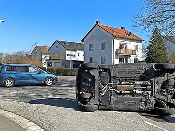 Der Renault der Unfallverursacherin kippte, nachdem der VW eines 35-J&auml;hrigen dagegengeprallt war, auf die linke Fahrzeugseite und blieb schwer besch&auml;digt liegen.