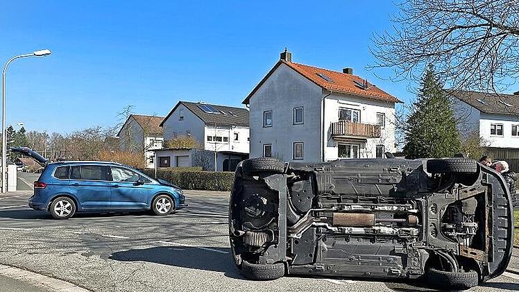 Der Renault der Unfallverursacherin kippte, nachdem der VW eines 35-J&auml;hrigen dagegengeprallt war, auf die linke Fahrzeugseite und blieb schwer besch&auml;digt liegen.