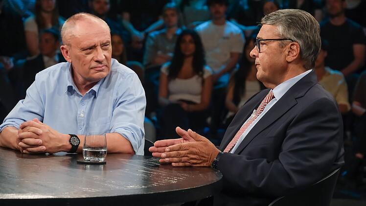 Thorsten Rogge (links) klagt im Dialog mit SPD-Politiker Sigmar Gabriel &uuml;ber fehlende Pensionsg&auml;ste.