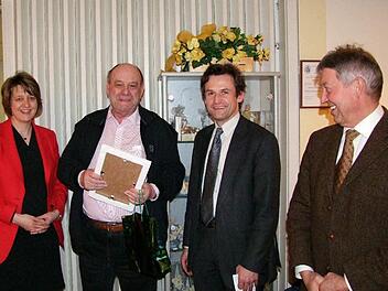 Josef Wilms wird zum neuen Ehrenmitglied des CSU-Ortsverbandes in Wiesentheid ernannt. Dem ehemaligen Gemeinderat und Unternehmer gratulieren Anja Weisgerber, Vorsitzender Stefan Möhringer und Otto Hünnerkopf.