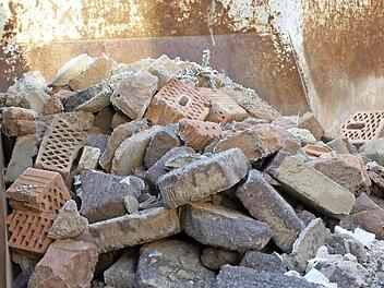 Die Entsorgung von Bauschutt ist bisweilen ein wichtiger Kostenpunkt bei der Sanierung alter Gebäude. Foto: Arkadius Guzy