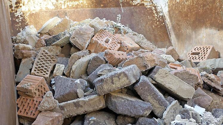Die Entsorgung von Bauschutt ist bisweilen ein wichtiger Kostenpunkt bei der Sanierung alter Gebäude. Foto: Arkadius Guzy