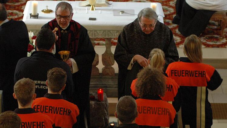 Generalvikar Karl Hillenbrand und Pfarrer Florian Judmann spenden Trost in schweren Stunden. Foto: Sebastian Schmitt-Mathea