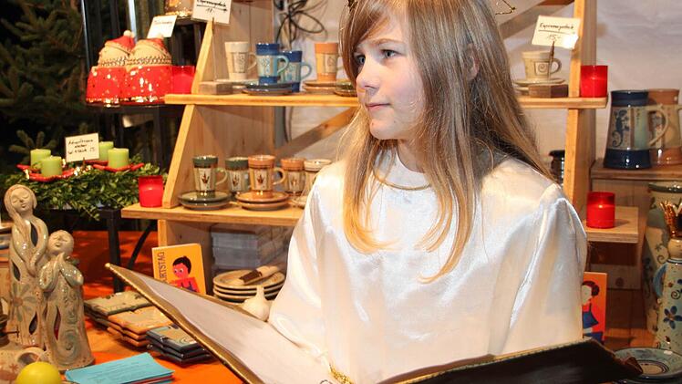 "Christkind" Franka Märkl und OB Henry Schramm beschenken die Kinder beim Kulmbacher Adventsmarkt. Fotos: Stephan Tiroch