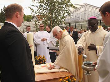 Bei der Segnung des neuen Priestergewandes vor dem Elternhaus (von rechts) Bischof Andre Gueye, Pfarrer Ewald Thoma, Primiziant Christian Montag und Bruder Andres Montag mit der Primizkerze. Fotos: Günther Geiling