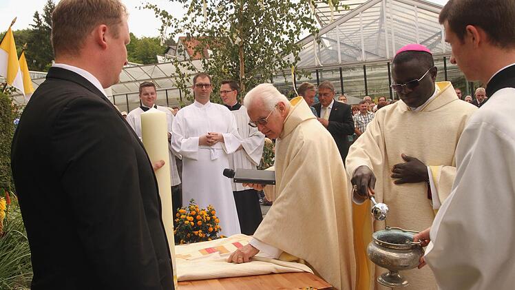 Bei der Segnung des neuen Priestergewandes vor dem Elternhaus (von rechts) Bischof Andre Gueye, Pfarrer Ewald Thoma, Primiziant Christian Montag und Bruder Andres Montag mit der Primizkerze. Fotos: Günther Geiling