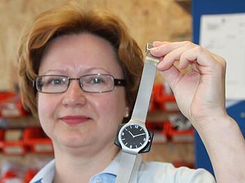 Die Notfalluhr der Firma Martin Elektrotechnik ist unauffällig. Olga Seleznev arbeitet in der Werkstatt in Bad Brückenau, in der die Sicherheitstechnik produziert wird. Foto: Ulrike Müller