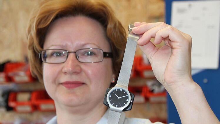 Die Notfalluhr der Firma Martin Elektrotechnik ist unauffällig. Olga Seleznev arbeitet in der Werkstatt in Bad Brückenau, in der die Sicherheitstechnik produziert wird. Foto: Ulrike Müller