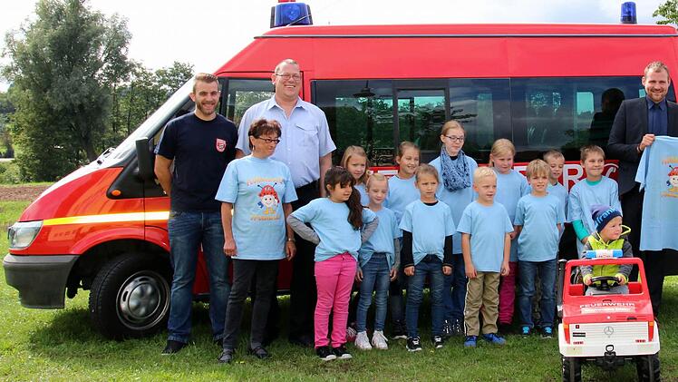 "Ich gehe bald zur Feuerwehr, darauf freue ich mich schon sehr", hieß es in dem Lied, das diese Kinder am Samstag in Dietersdorf zu hören bekamen. Sie brauchen nicht mehr zu warten, gehören sie doch zu den "Florianskäfern", der ersten Seßlacher Kinderfeuerwehr. Foto: Bettina Knauth