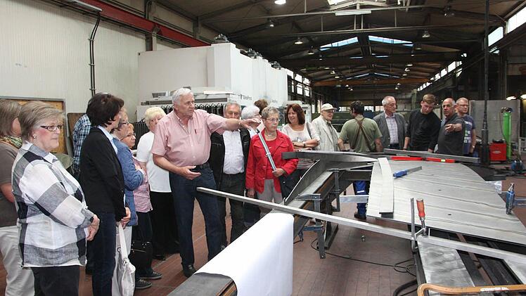 Theo Vorndran führt die Besucher durch die Betriebshallen. Foto: Arnold Nöth
