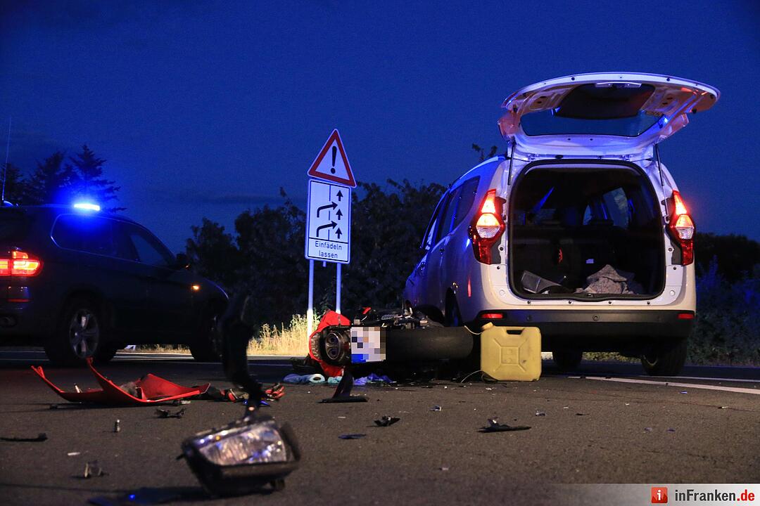 Am Montagabend krachte ein 28-jähriger Motorradfahrer bei Lichteneiche in ein Auto.