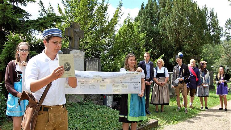 Schülerinnen und Schüler der Bankkaufleute-Klasse 11 der Straubinger Mathias-von-Flurl-Schule berichten in Spielszenen aus dem Leben Flurls. Foto: Sigismund von Dobschütz